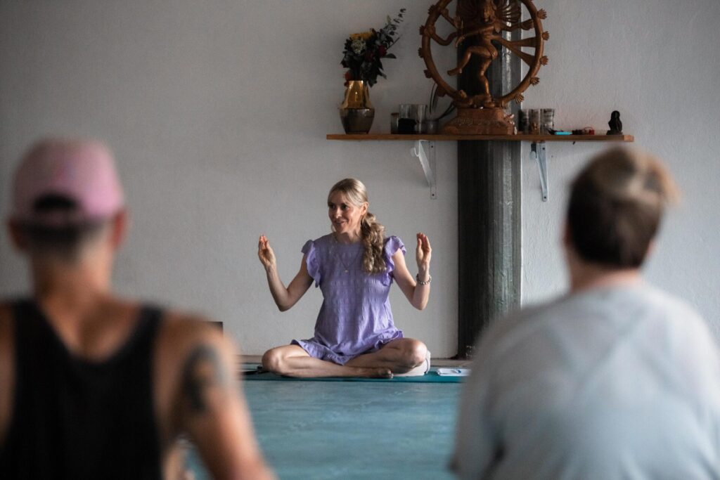 trauma-informed-breathwork-facilitator-training-session – Unity Breathwork in-person breathwork facilitator training - Teacher demonstrating tetany