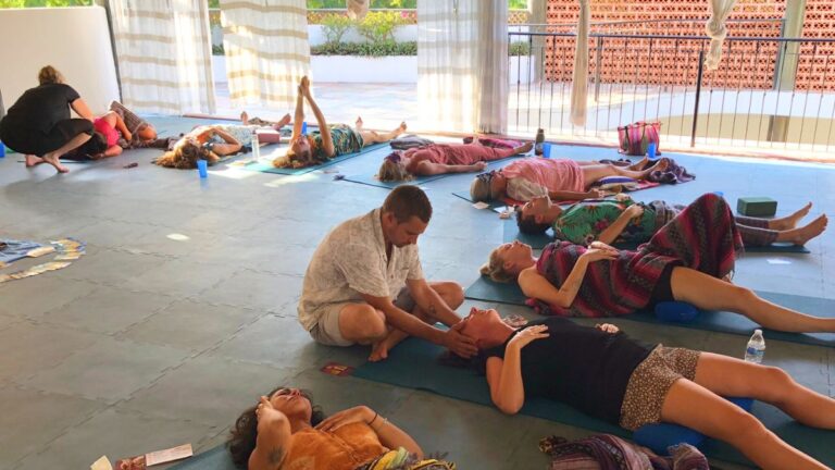 does breathwork reduce oxygen to the brain? An image of a group breathwork